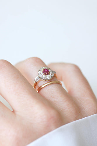 Bague 52.5 Bague marguerite ancienne en or rose, platine, rubis birman et diamants 58 Facettes