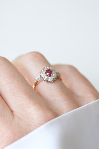 Bague 52.5 Bague marguerite ancienne en or rose, platine, rubis birman et diamants 58 Facettes