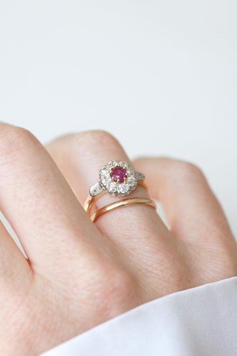 Bague 52.5 Bague marguerite ancienne en or rose, platine, rubis birman et diamants 58 Facettes