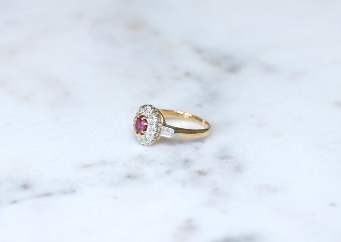 Bague 52.5 Bague marguerite ancienne en or rose, platine, rubis birman et diamants 58 Facettes