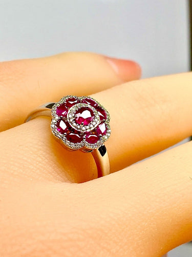 Bague 52 Bague en or blanc, rubis et diamants 58 Facettes AB733