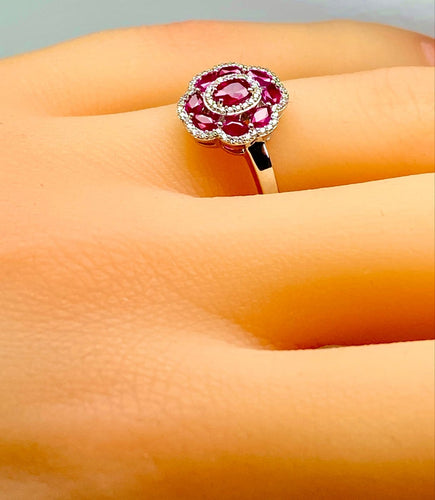 Bague 52 Bague en or blanc, rubis et diamants 58 Facettes AB733