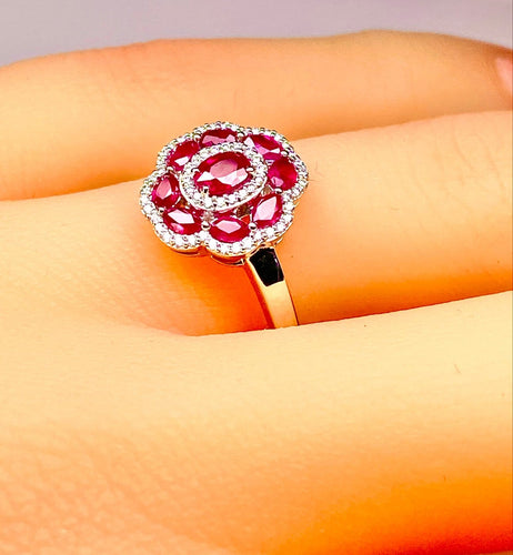 Bague 52 Bague en or blanc, rubis et diamants 58 Facettes AB733