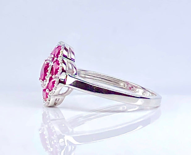Bague 52 Bague en or blanc, rubis et diamants 58 Facettes AB733