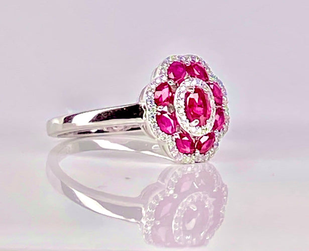 Bague 52 Bague en or blanc, rubis et diamants 58 Facettes AB733