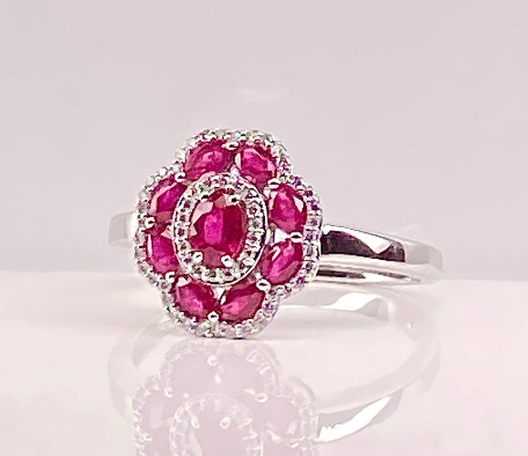 Bague 52 Bague en or blanc, rubis et diamants 58 Facettes AB733
