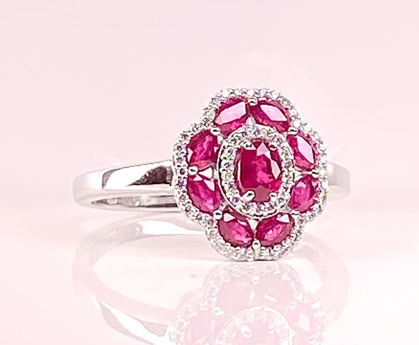 Bague 52 Bague en or blanc, rubis et diamants 58 Facettes AB733