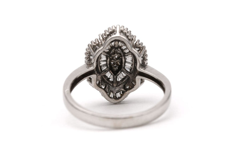 Bague 51 Bague contemporaine en or blanc 18 carats, diamants baguette et brillants 58 Facettes 23825
