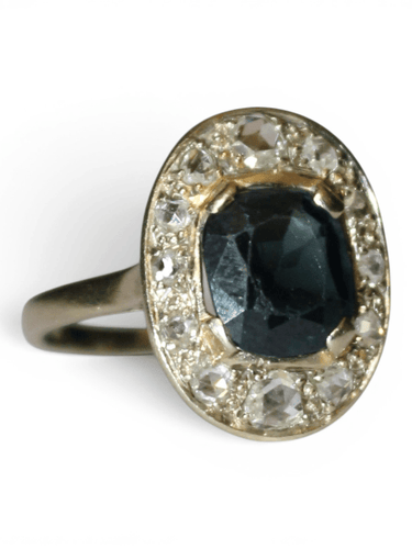 Bague 54 Bague ovale en or blanc, saphir et diamants 58 Facettes 612
