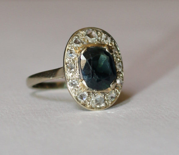 Bague 54 Bague ovale en or blanc, saphir et diamants 58 Facettes 612
