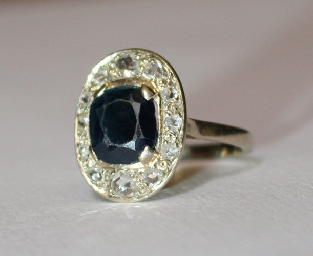 Bague 54 Bague ovale en or blanc, saphir et diamants 58 Facettes 612