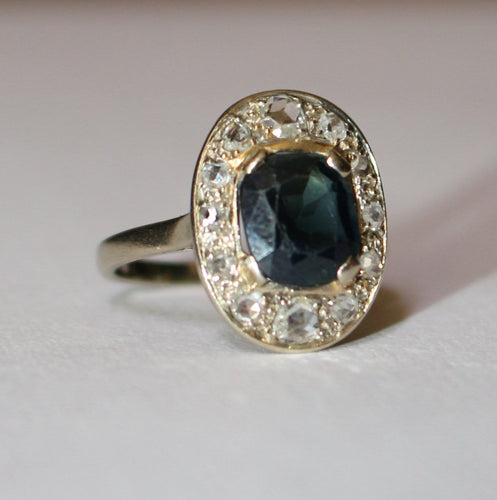 Bague 54 Bague ovale en or blanc, saphir et diamants 58 Facettes 612