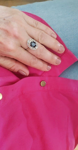 Bague 54 Bague ovale en or blanc, saphir et diamants 58 Facettes 612