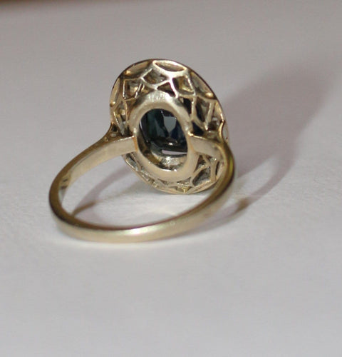 Bague 54 Bague ovale en or blanc, saphir et diamants 58 Facettes 612