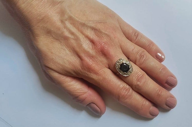 Bague 54 Bague ovale en or blanc, saphir et diamants 58 Facettes 612