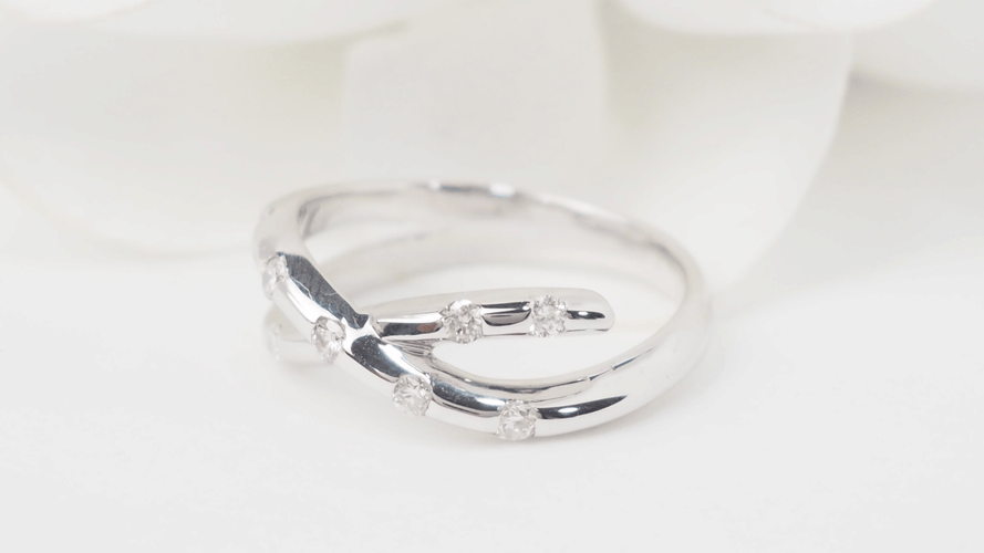 Bague 50 Bague croisée en or blanc 18k et diamants 58 Facettes 30472