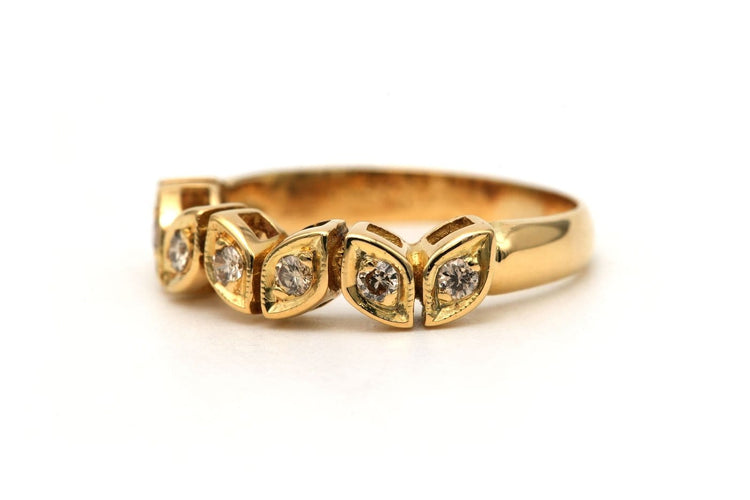 Bague 49 Bague contemporaine en or jaune 18 carats et diamants 58 Facettes 23830