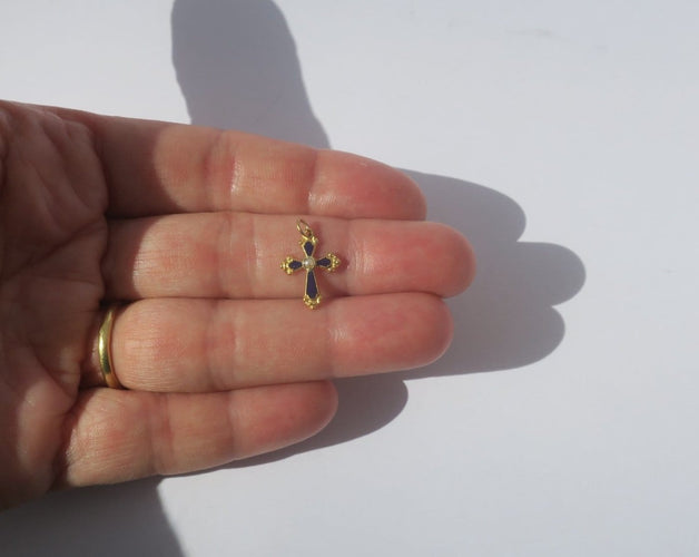Pendentif Croix régionale XIXe - Pendentif en or jaune, émail bleu et perle 58 Facettes Pendentif