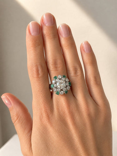 Bague 59 Bague marguerite en or blanc, diamants et émeraudes 58 Facettes Bague 04