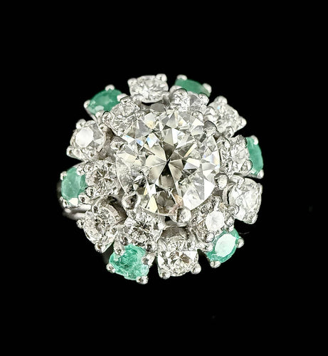 Bague 59 Bague marguerite en or blanc, diamants et émeraudes 58 Facettes Bague 04