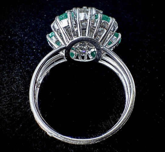 Bague 59 Bague marguerite en or blanc, diamants et émeraudes 58 Facettes Bague 04