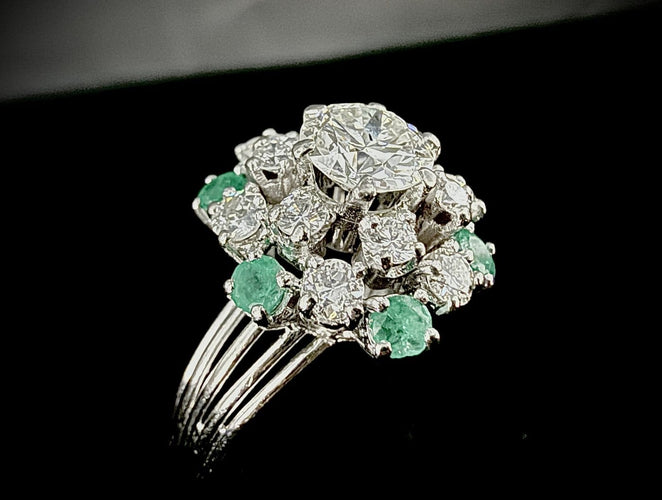 Bague 59 Bague marguerite en or blanc, diamants et émeraudes 58 Facettes Bague 04