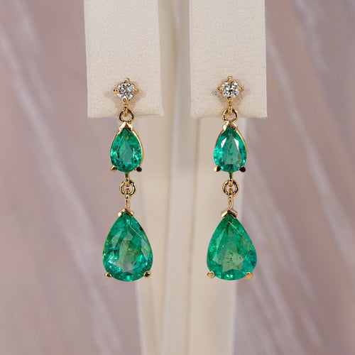 Boucles d'oreilles Boucles d'oreilles pendantes en or jaune 14 ct, émeraudes et diamants 58 Facettes E015