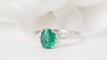 Bague 53.5 Bague en or blanc, émeraude ovale et diamants 58 Facettes 32943