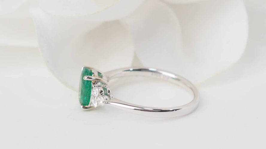 Bague 53.5 Bague en or blanc, émeraude ovale et diamants 58 Facettes 32943