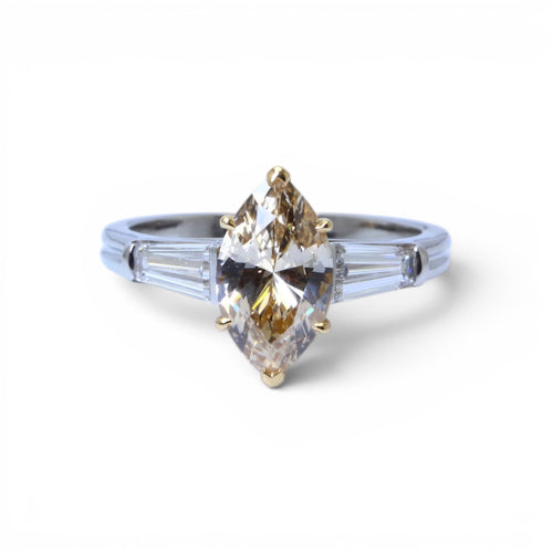 Bague 52 Bague solitaire en or jaune et platine avec diamant navette 58 Facettes
