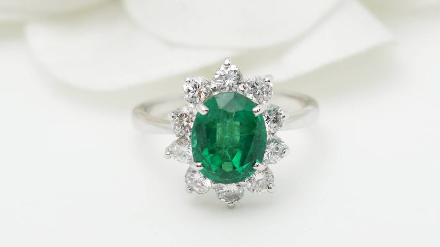 Bague 53 Bague entourage en or blanc, émeraude de Zambie et diamants 58 Facettes 32690