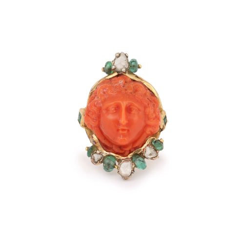 Bague 53 Bague camée en or jaune, corail, émeraudes et diamants 58 Facettes B401