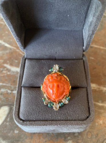 Bague 53 Bague camée en or jaune, corail, émeraudes et diamants 58 Facettes B401