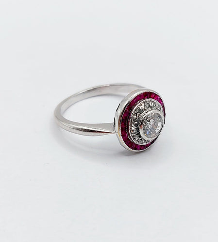 Bague 51.5 Bague cible Art déco en or blanc, platine, diamant et rubis synthétiques 58 Facettes A07317