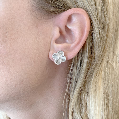 Boucles d'oreilles Van Cleef & Arpels Vintage Alhambra - Boucles d'oreilles en or blanc 58 Facettes 35689