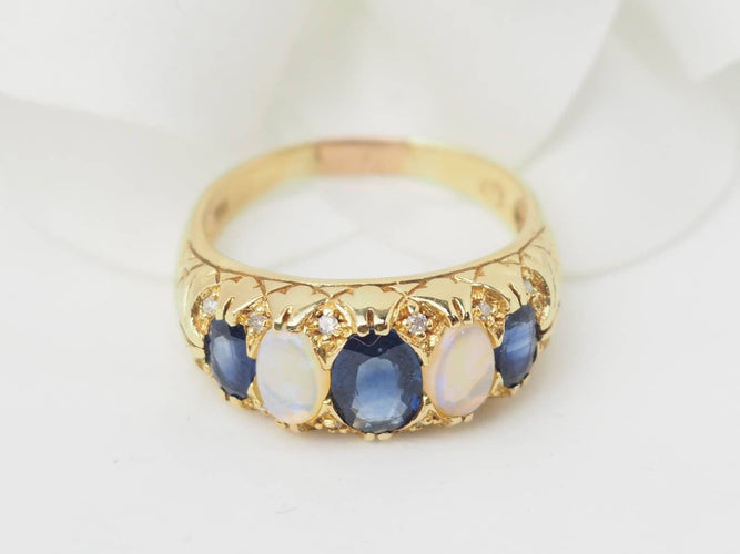 https://cdn.shopify.com/s/files/1/0750/3799/9372/files/l-aurore-bague-jarretiere-or-saphir-pierre-lune_be10b3cb-d0c7-41a0-91f6-b5360a7fd1c7.jpg?v=1790859123