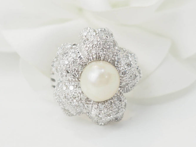 https://cdn.shopify.com/s/files/1/0750/3799/9372/files/l-aurore-bague-fleur-perle-diamants_5c6b8c48-fb11-4d2e-bbed-516c89713c80.jpg?v=1790846897