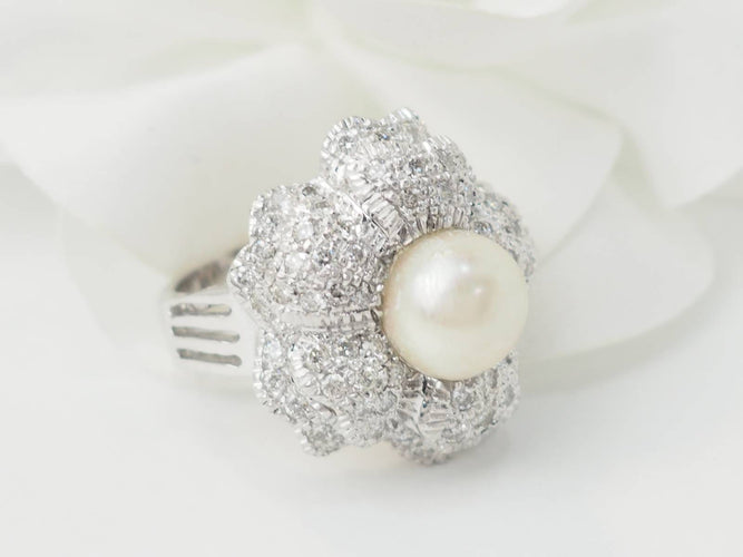 https://cdn.shopify.com/s/files/1/0750/3799/9372/files/l-aurore-bague-fleur-perle-diamants_14de1807-7151-47e5-bcde-78e8ec35aef6.jpg?v=1790846897
