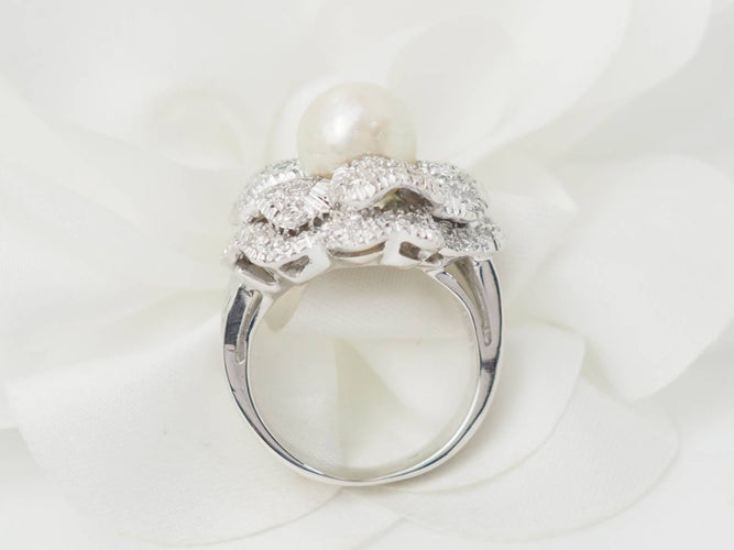 https://cdn.shopify.com/s/files/1/0750/3799/9372/files/l-aurore-bague-fleur-vintage-or-blanc-perle-diamants.jpg?v=1790846898