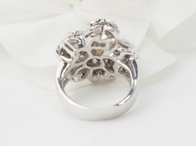 https://cdn.shopify.com/s/files/1/0750/3799/9372/files/l-aurore-bague-fleur-or-blanc-dos.jpg?v=1790846897