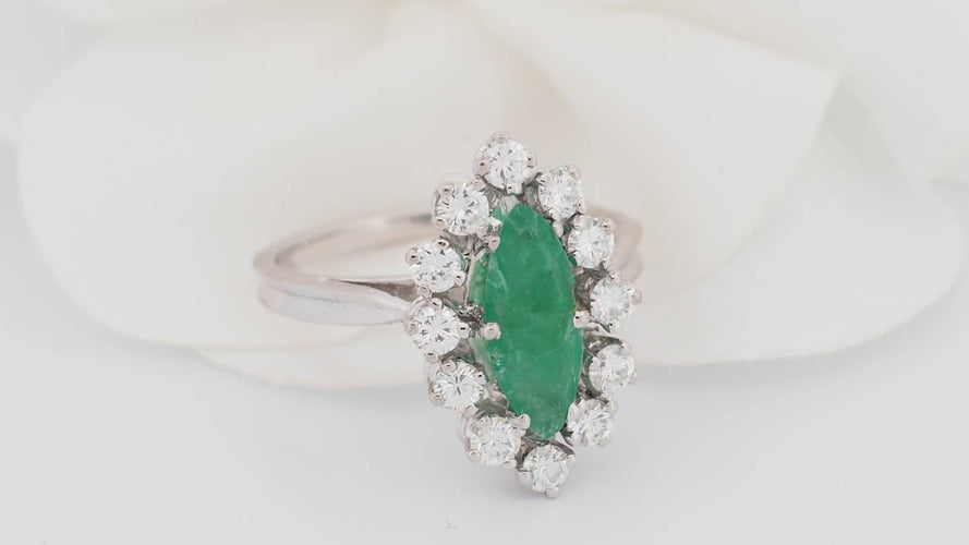 Bague 53 Bague marquise en or blanc, émeraude et diamants 58 Facettes 33052