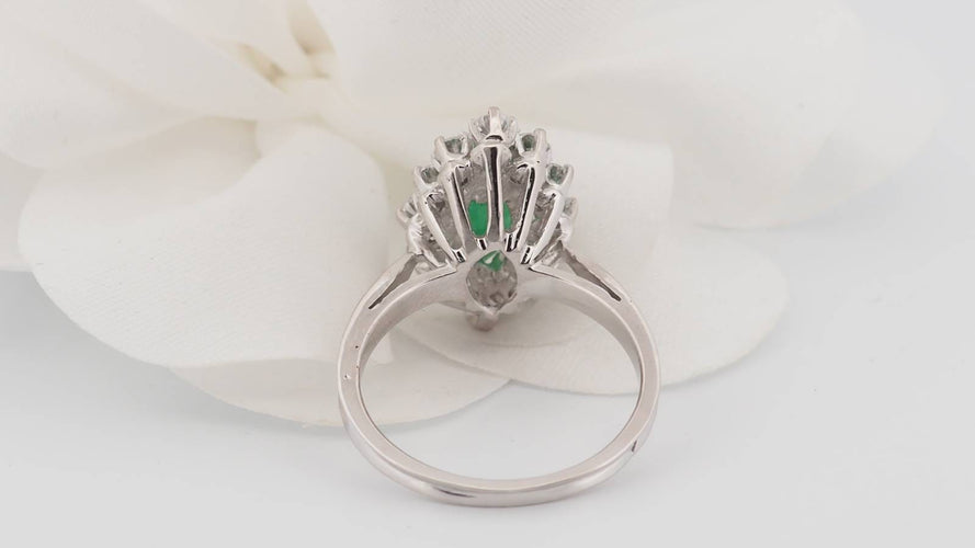 Bague 53 Bague marquise en or blanc, émeraude et diamants 58 Facettes 33052