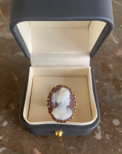 https://cdn.shopify.com/s/files/1/0647/1470/3075/files/BagueAncienne-BagueCameeAgateOrJaune-JoaillerieParis-LesPierresdeJulie_5.jpg?v=1780392408