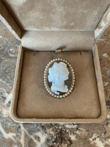 Broche Broche ancienne camée en or jaune 18 carats, sardonyx et perles 58 Facettes BRO73