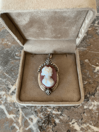 https://cdn.shopify.com/s/files/1/0647/1470/3075/files/Broche_Ancienne_-_Broche_Pendentif_Camee_Agate_Perles_Argent_Or_Jaune_-_Joaillerie_Paris_-_Les_Pierres_de_Julie.png?v=1780393628