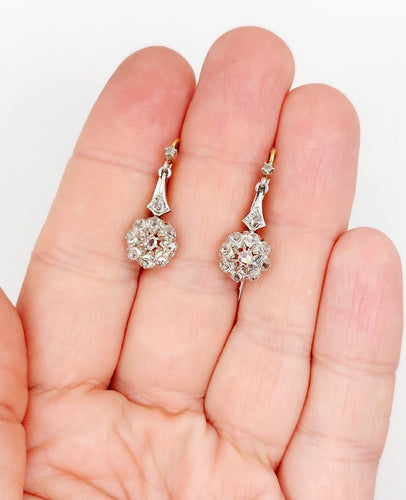Boucles d'oreilles Dormeuses marguerite - Boucles d'oreilles en or 18k, platine et diamants 58 Facettes A07334