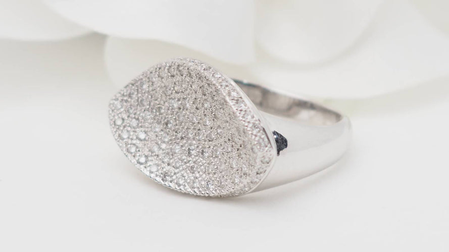 Bague 52.5 Bague ondulée pavée en or blanc et diamants 58 Facettes 18487
