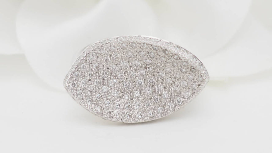Bague 52.5 Bague ondulée pavée en or blanc et diamants 58 Facettes 18487