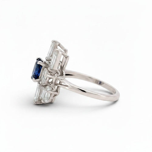 Bague 53 Bague moderniste en or blanc 18 ct avec saphir et diamants 58 Facettes RI-1033