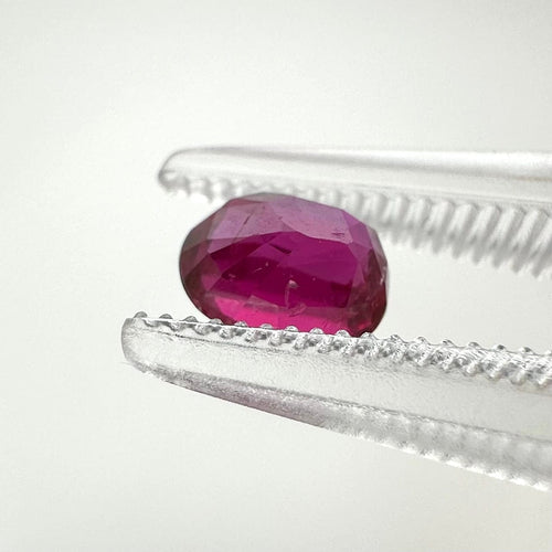 Rubis de Siam - Pierre ovale naturelle 0,68 ct sans chauffe 58 Facettes